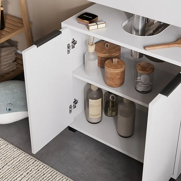 Vicco Badmöbel-Set Alina Weiß 4 Teile - Weiß, Sonstiges - Weißer Badezimmerschrank mit geöffneten Türen, der Innenfächer für Toilettenartikel und einen Siphon-Ausschnitt zeigt.