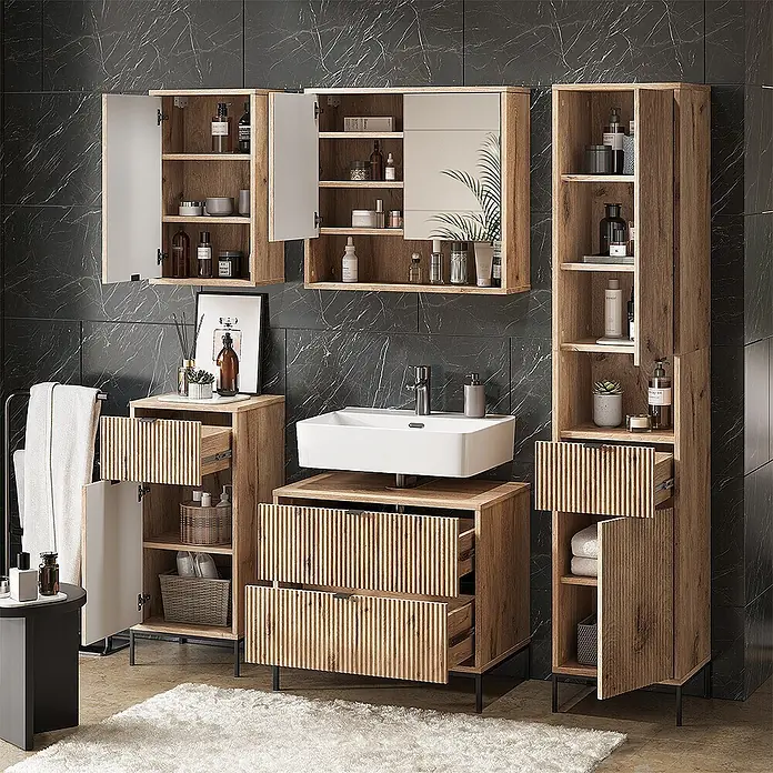 Vicco Badmöbel-Set Eliza Viking Oak 5 Teile - Viking Oak, Matt - Modernes Badmöbelset aus hellem Holz mit gerippten Fronten, bestehend aus Wandschränken, Waschtisch und Hochschränken, in einem modernen Badezimmer.