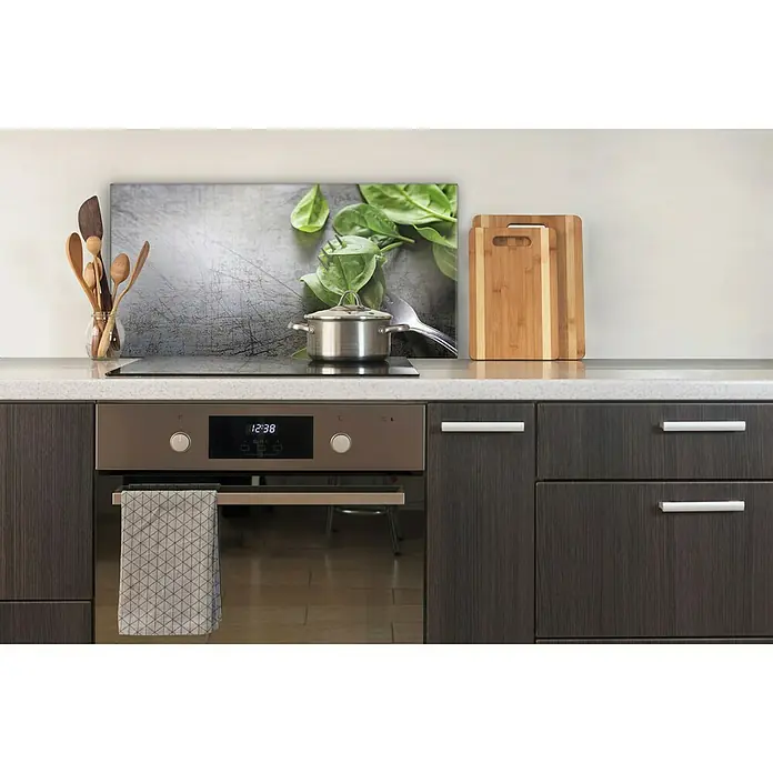 CUCINE Küchenrückwand - Basil on Fork, 80 x 40 cm, Stärke: 6 mm, Einscheibensicherheitsglas (ESG) - Küchenrückwand mit einem Fotodruck von frischem Spinat und einem Kochtopf mit Deckel darauf, wodurch die Küche stilvoll wirkt.