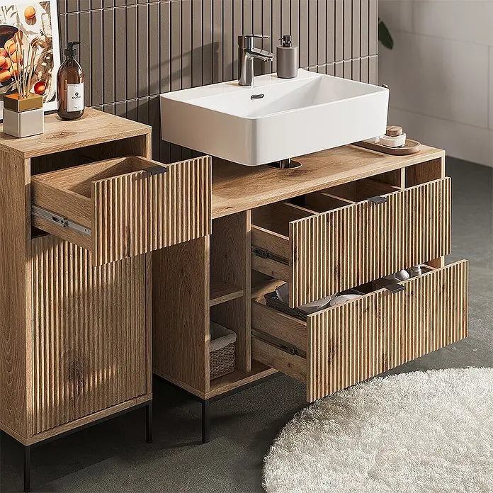 Vicco Badmöbel-Set Eliza Viking Oak 3 Teile - Viking Oak, Matt - Hölzerner Badezimmerschrank mit weißem Waschbecken und geriffelten Schubladen-/Türenfronten. Offene Schubladen zeigen Stauraum.