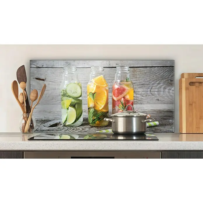 CUCINE Küchenrückwand - Fruity Lemonade, 80 x 40 cm, Stärke: 6 mm, Einscheibensicherheitsglas (ESG) - Küchenrückwand mit frischen Getränken in Flaschen, Topf und Küchenutensilien, die eine moderne und stilvolle Küche zeigt.