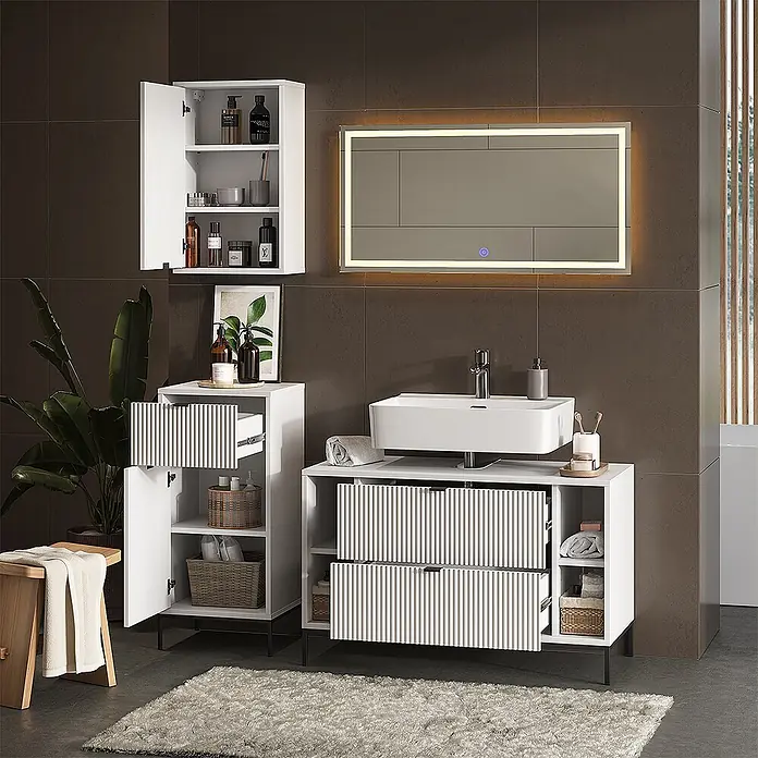 Vicco Badmöbel-Set Eliza Weiß 4 Teile - Weiß, Matt - Weißes Badmöbel-Set mit gerippten Schubladenfronten, Wandschrank und Seitenregal, in einem modernen Badezimmer.