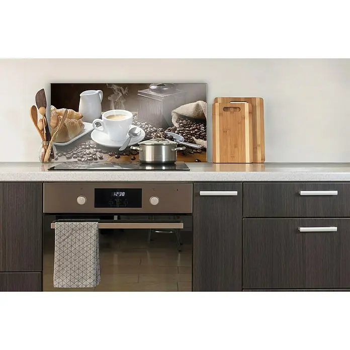 CUCINE Küchenrückwand - Coffee Fragrance, 80 x 40 cm, Stärke: 6 mm, Einscheibensicherheitsglas (ESG) - Küchenrückwand mit Kaffeemotiv über dem Herd, darunter ein Backofen mit einem Handtuch. Praktisch und dekorativ zugleich.