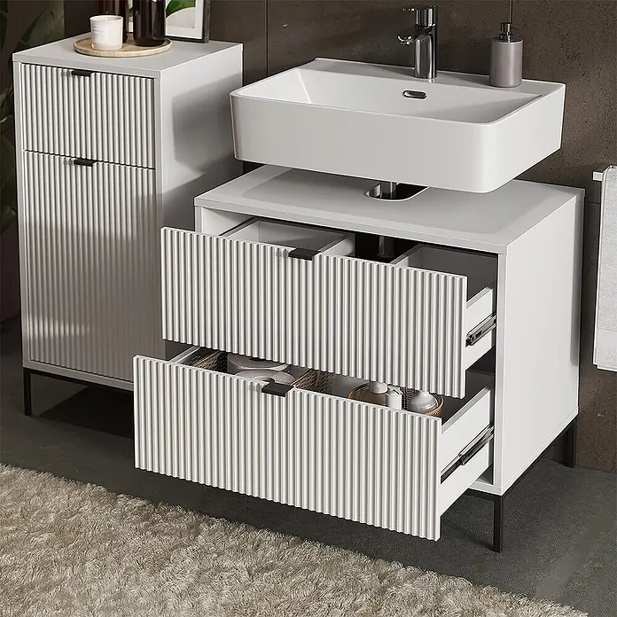 Vicco Badmöbel-Set Eliza Weiß 4 Teile - Weiß, Matt - Weißer geriffelter Badezimmerwaschtisch mit Waschbecken und passendem Hochschrank, mit schwarzen Griffen und Beinen.