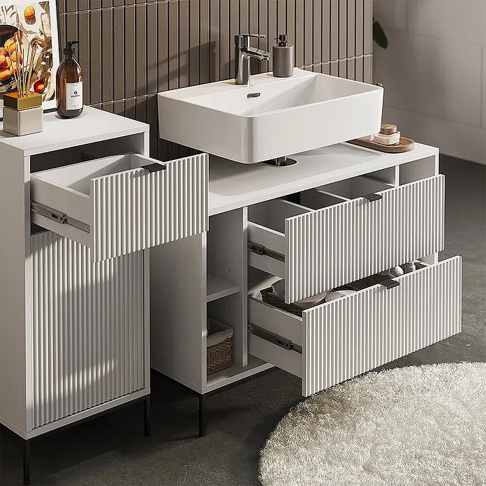 Vicco Badmöbel-Set Eliza Weiß 3 Teile - Weiß, Matt - Weißer geriffelter Badschrank mit Waschbecken und Unterschrank. Offene Schubladen zeigen Stauraum im modernen Bad.