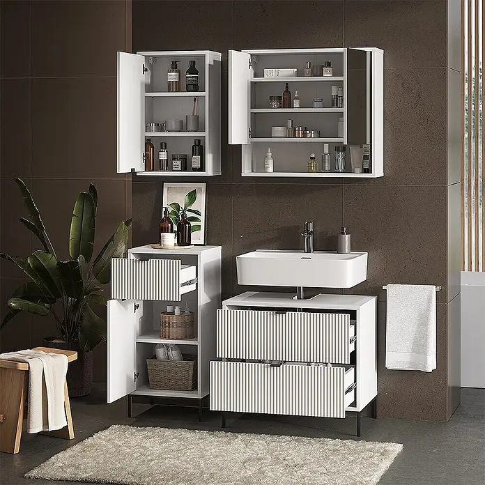 Vicco Badmöbel-Set Eliza Weiß 4 Teile - Weiß, Matt - Weißes Badezimmer-Waschtisch-Set mit Waschbecken, zwei Wandschränken und zwei Unterschränken, alle mit gerippten Fronten, in einem modernen Bad.