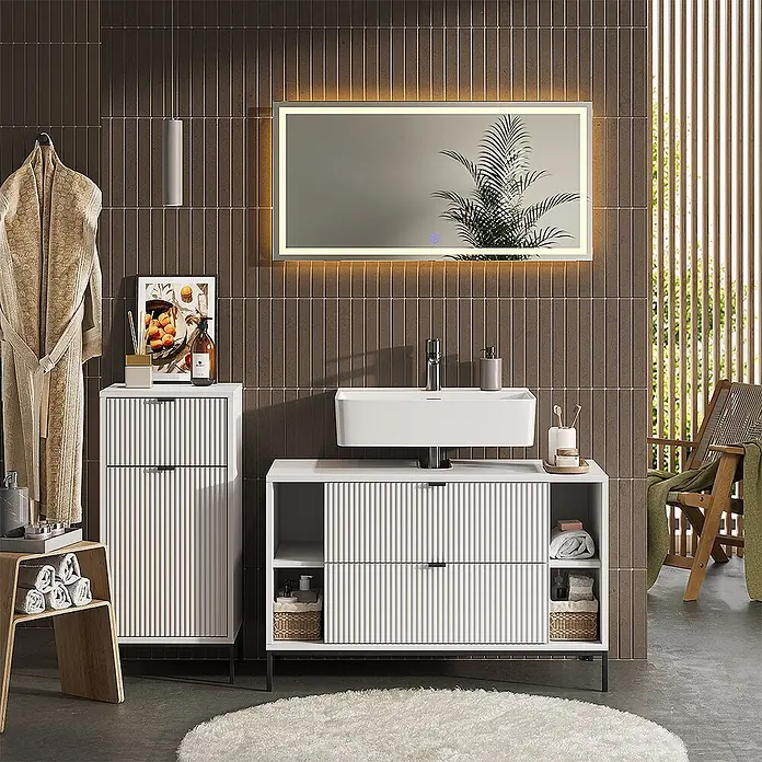 Vicco Badmöbel-Set Eliza Weiß 3 Teile - Weiß, Matt - Weißer, geriffelter Badunterschrank mit integriertem Waschbecken und passendem Hochschrank in modernem Badezimmer.