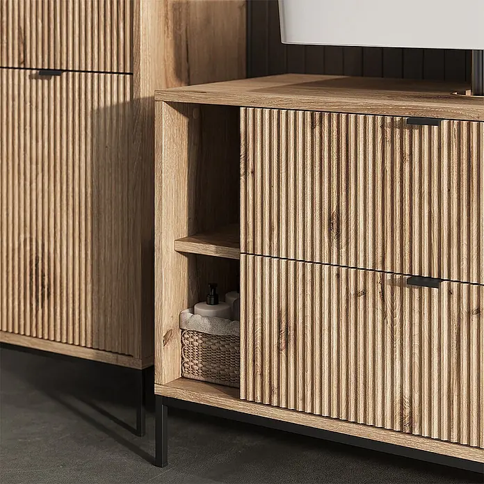 Vicco Badmöbel-Set Eliza Viking Oak 5 Teile - Viking Oak, Matt - Badezimmerschrank aus Naturholz mit geriffelten Türen, offenem Regal und schwarzen Metallfüßen.