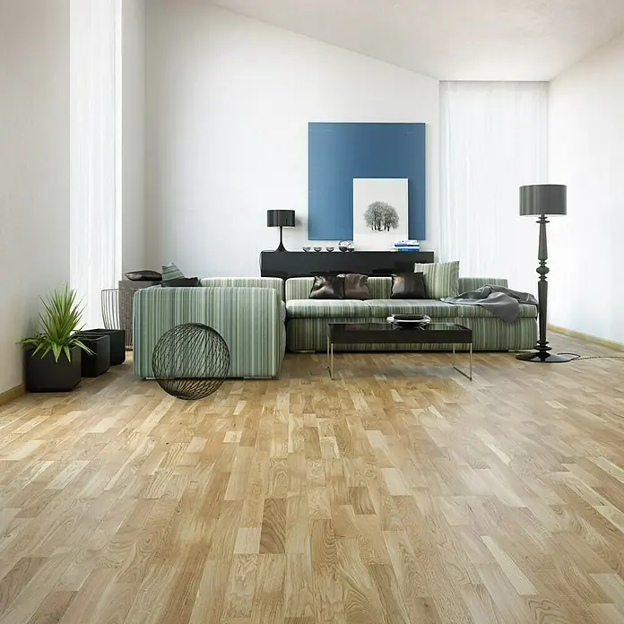 Parkett - Eiche matt lackiert, Schiffsboden, 1.092 x 207 x 10 mm - Ein Wohnzimmer mit einem gestreiften Sofa, einem Couchtisch und einer Stehlampe. Das Zimmer ist hell und geräumig, mit Holzböden.