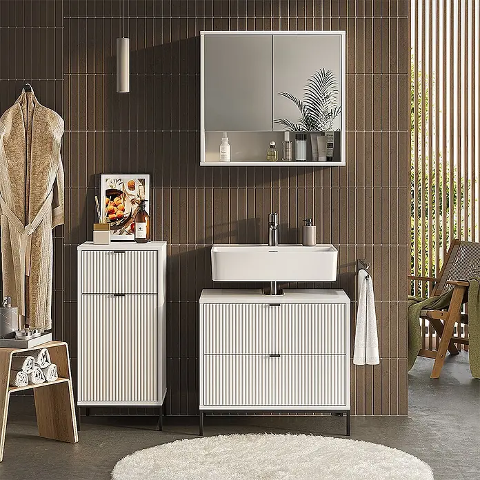 Vicco Badmöbel-Set Eliza Weiß 3 Teile - Weiß, Matt - Weißer geriffelter Badezimmerschrank mit Waschbecken und passendem Hochschrank im modernen Bad.