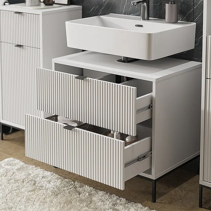 Vicco Badmöbel-Set Eliza Weiß 5 Teile - Weiß, Matt - Weißer geriffelter Badezimmerwaschtisch mit Waschbecken und zwei offenen Schubladen, im modernen Bad.