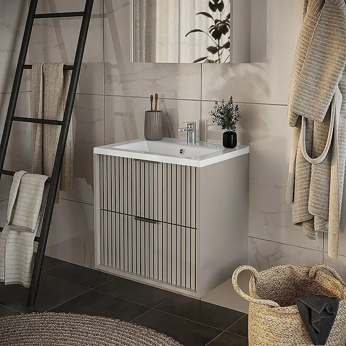 Vicco Badmöbel-Set Ruford Cashmere mit Waschbecken - Cashmere, Matt - Moderner hellgrauer Badunterschrank mit Lamellenfront und integriertem weißen Waschbecken in einem Badezimmer.