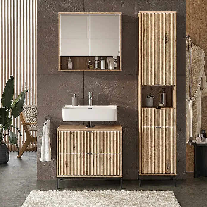 Vicco Badmöbel-Set Eliza Viking Oak 3 Teile - Viking Oak, Matt - Gerippte Badezimmermöbel aus hellem Holz: Waschtischunterschrank, Hochschrank und Spiegelschrank mit schwarzen Akzenten im modernen Bad.