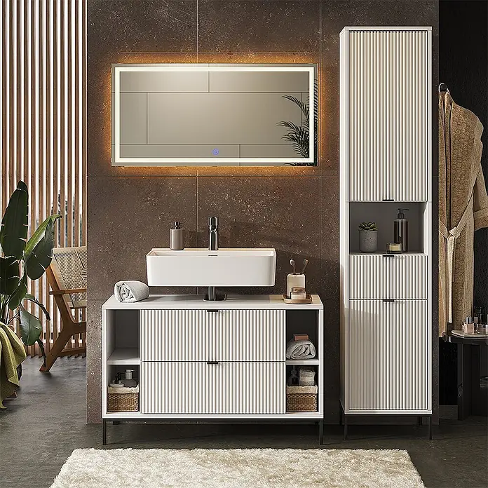 Vicco Badmöbel-Set Eliza Weiß 3 Teile - Weiß, Matt - Weißes geriffeltes Badmöbel-Set mit Waschbecken und passendem Hochschrank in einem modernen Bad.