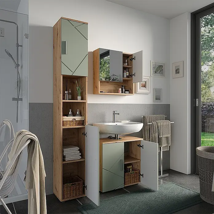Vicco Badmöbel-Set Irma Salbeigrün 3 Teile - Salbeigrün, Glänzend - Modernes Badmöbelset in heller Holzoptik und Salbeigrün, mit Hochschrank, Spiegelschrank und Waschtischunterschrank unter einem weißen Waschbecken.