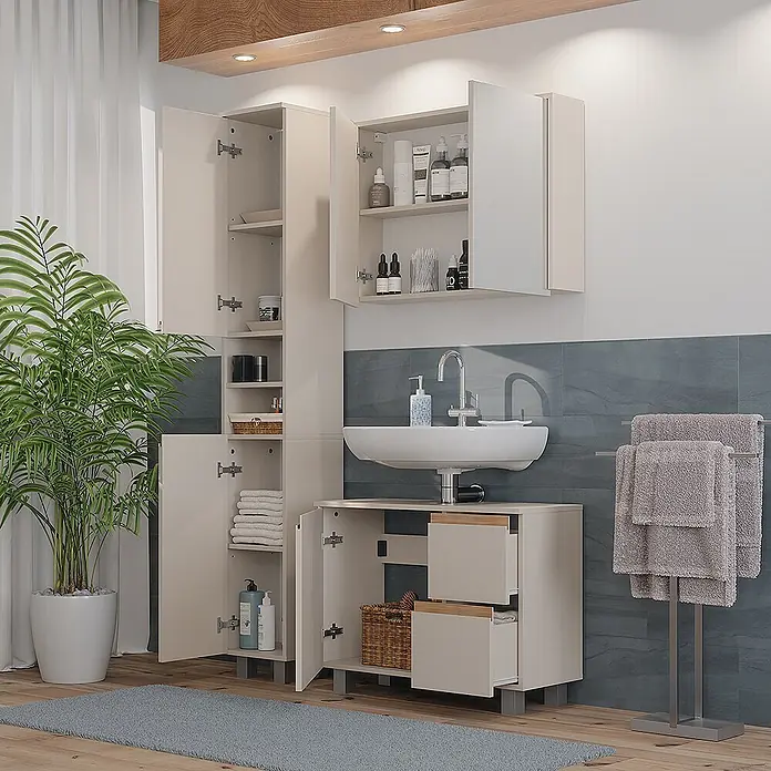 Vicco Badmöbel-Set J-Shape Cashmere/Artisan 3 Teile - Cashmere, Matt - Cremefarbene Badezimmerschränke: Hochschrank, Wandschrank und Waschtischunterschrank mit geöffneten Türen, die Stauraum für Toilettenartikel und Handtücher zeigen.