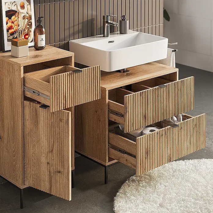 Vicco Badmöbel-Set Eliza Viking Oak 3 Teile - Viking Oak, Matt - Holz-Badezimmerwaschtisch in Naturholzoptik, mit offenen Schubladen und Schranktür, bietet viel Stauraum und eine weiße Spüle.