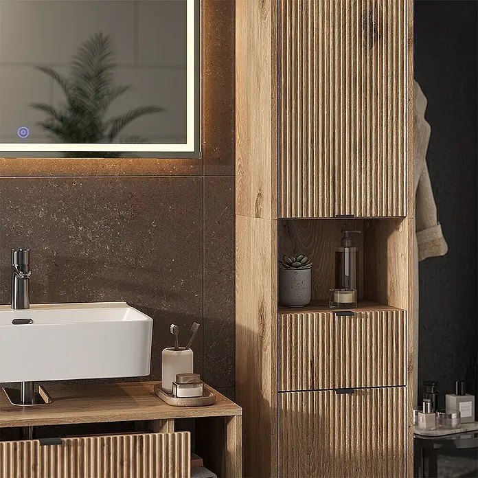 Vicco Badmöbel-Set Eliza Viking Oak 3 Teile - Viking Oak, Matt - Gerippter Holz-Badezimmerschrank in moderner Umgebung mit weißem Waschbecken und beleuchtetem Spiegel.