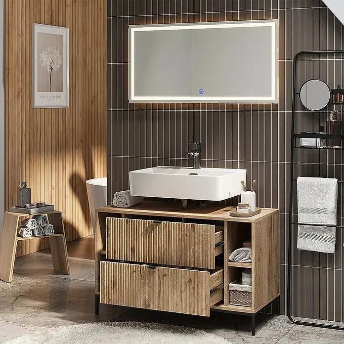 Vicco Badmöbel-Set Eliza Viking Oak 2 Teile - Viking Oak, Matt - Moderner Waschtisch aus hellem Holz mit geriffelten Schubladen und weißem Waschbecken in einem Badezimmer.