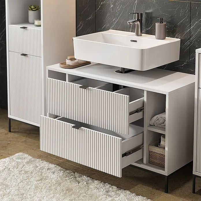 Vicco Badmöbel-Set Eliza Weiß 5 Teile - Weiß, Matt - Weißer geriffelter Badezimmerschrank mit Waschbecken und passendem Hochschrank im modernen Bad.