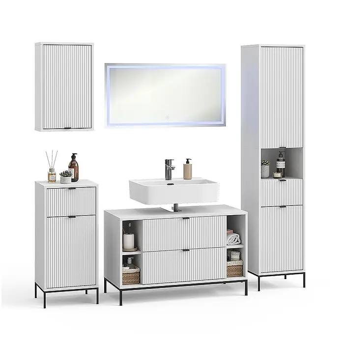 Vicco Badmöbel-Set Eliza Weiß 5 Teile - Weiß, Matt - Modernes weißes Badmöbel-Set mit gerippten Fronten, Waschbecken, beleuchtetem Spiegel und verschiedenen Schränken auf schwarzen Beinen.