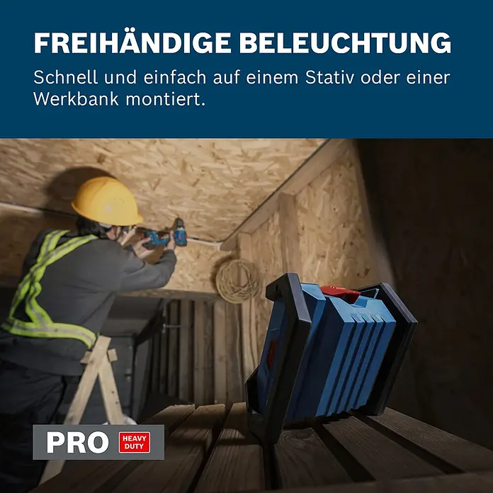Bosch Professional AMPShare 18V LED-Akkustrahler PRO GLI18V-1500 - 18 V, Ohne Akku, 1.500 lm - Blau-schwarze Hochleistungs-Arbeitsleuchte, freihändig auf Holztisch in einer Werkstatt.