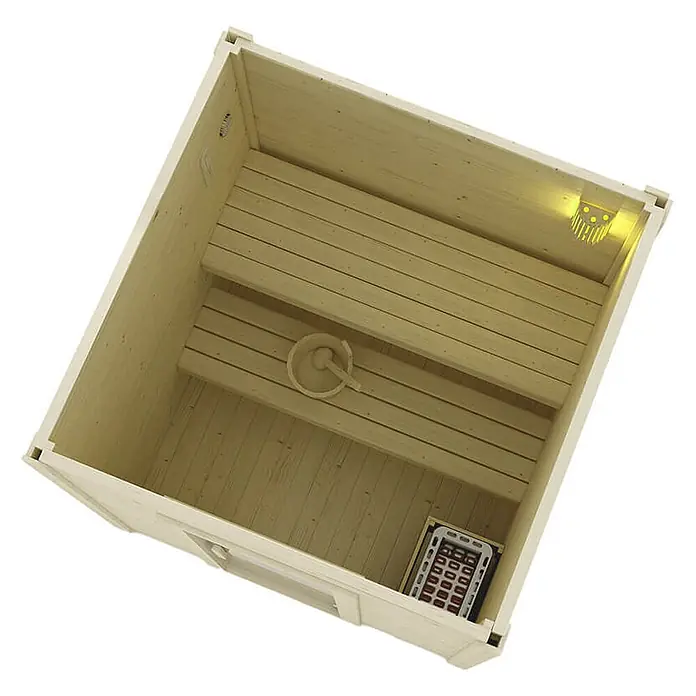 Home Deluxe Fasssauna TALO M Größe: M - Elektroofen, Holz - Helles Holz-Saunainterieur mit zwei Bänken, Eimer, Schöpfkelle und Elektroofen.