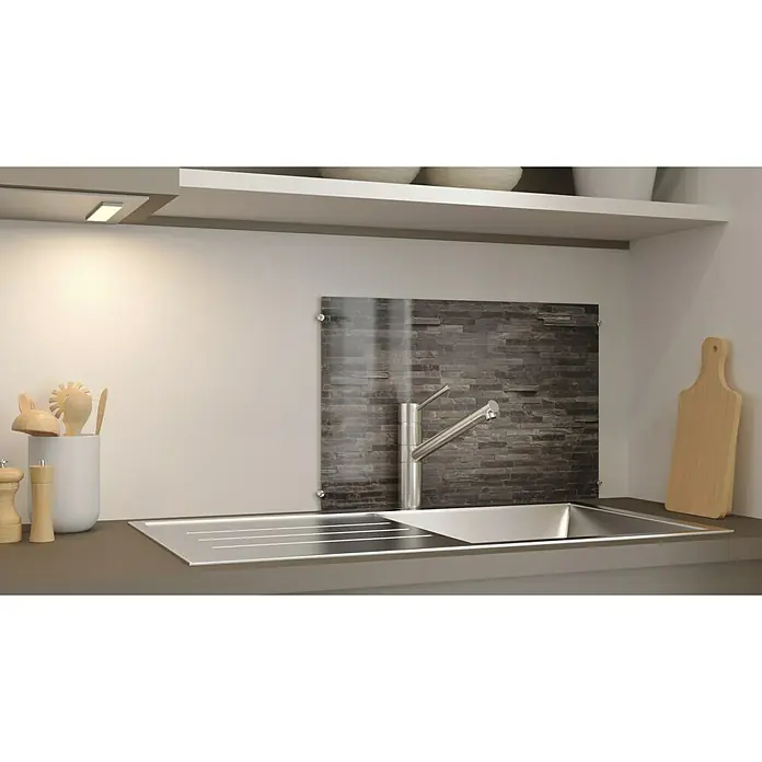 CUCINE Küchenrückwand - Stonehenge, 60 x 40 cm, Stärke: 6 mm, Einscheibensicherheitsglas (ESG) - Eine moderne Küchenspüle aus Edelstahl mit Armatur, eingebettet in eine stilvolle Arbeitsplatte.