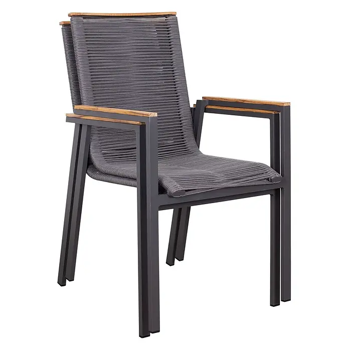 Bene Living Gartentisch-Set Alicante anthrazit mit Tisch Tarifa - Gesamtumfang: 3 -tlg., Aluminiumgestell mit Keramik-Tischplatte, Rope-Geflecht und Teakholz-Armlehnen, Stapelbar - Stapelbarer dunkelgrauer Outdoor-Stuhl mit Metallgestell, geflochtener Seilbespannung und Holzarmlehnen.