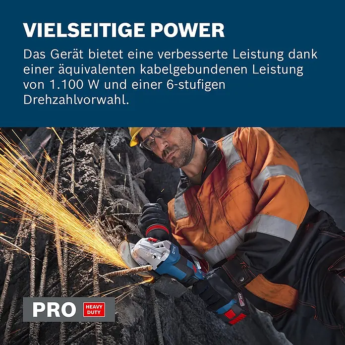 Bosch Professional AMPShare 18V Akku-Winkelschleifer PRO GWS18V-11PS - 18 V, Ohne Akku, Durchmesser Scheibe: 125 mm - Eine Person nutzt einen blau-schwarzen Akku-Winkelschleifer, um Bewehrungsstahl zu schneiden, wobei helle Funken entstehen.