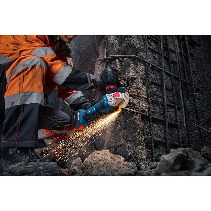 Bosch Professional AMPShare 18V Akku-Winkelschleifer PRO GWX18V-11PS - Ohne Akku, Durchmesser Scheibe: 125 mm - Blauer Akku-Winkelschleifer schneidet Bewehrungsstahl und erzeugt Funken. Von einem Arbeiter bedient.