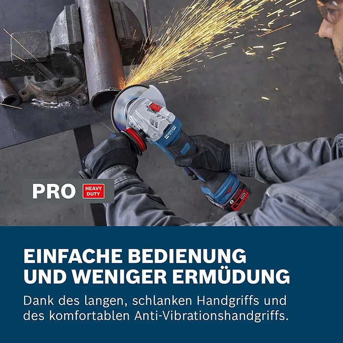 Bosch Professional AMPShare 18V Akku-Winkelschleifer PRO GWS18V-11PS - 18 V, Ohne Akku, Durchmesser Scheibe: 125 mm - Person nutzt blauen Bosch Winkelschleifer, schneidet Metallrohr, Funken fliegen. Beschriftung: 'PRO HEAVY DUTY'.