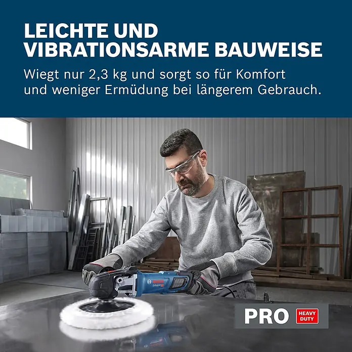Bosch Professional Poliermaschine GPO 14-180 S - 220 V, 1.400 W - Mann poliert Metall mit blau-schwarzem Bosch Profi-Polierer und weißem Pad. Leichtes und vibrationsarmes Gerät für Komfort.