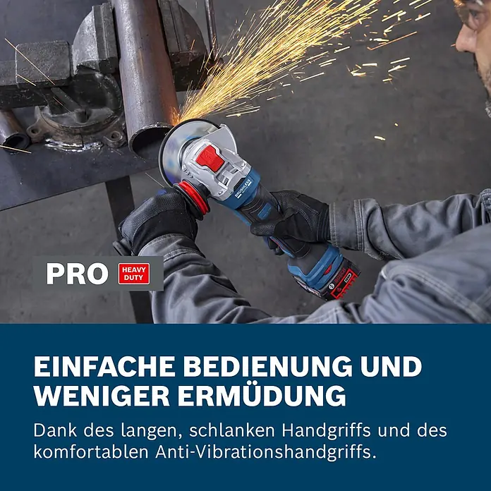 Bosch Professional AMPShare 18V Akku-Winkelschleifer PRO GWX18V-11PS - Ohne Akku, Durchmesser Scheibe: 125 mm - Ein Arbeiter schneidet mit einem blau-schwarzen Bosch Akku-Winkelschleifer ein Metallrohr, Funken sprühen.