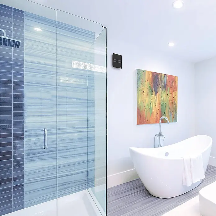 Cata Extractor mural E-100 G BK - Negro, 9,8 mm, Potencia de aire: 115 m³/h - Panel de control negro rectangular montado en la pared en un baño moderno.
