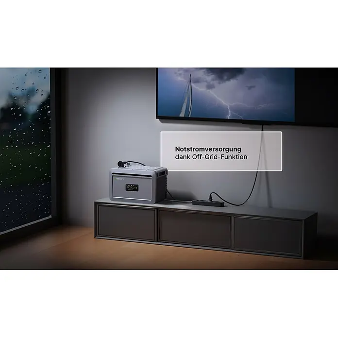 Growatt Batteriespeicher NEXA 2000 - 0% MwSt. gem. § 12 Abs. 3 UStG - Nennleistung: 2.000 W, Mit Wechselrichter - Graue Powerstation auf einem Medienschrank, an eine Steckdosenleiste angeschlossen, für Notstromversorgung zu Hause.