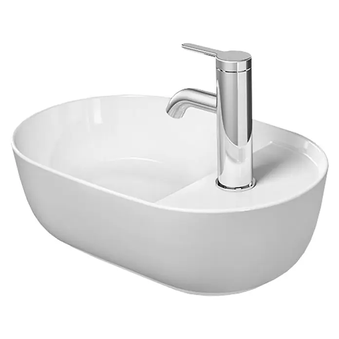 Duravit Luv Aufsatzwaschbecken - 42 x 27 cm, Ohne Spezialglasur, Hahnloch: Rechts, Ohne Überlauf, Weiß Seidenmatt - Nahaufnahme eines modernen, ovalen Waschbeckens mit einem schlanken, verchromten Wasserhahn, das Design und Funktionalität vereint.