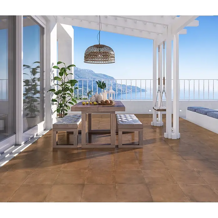 Pavimento porcelánico Lucena - 33,3 x 33,3 cm, Marrón, Mate - Azulejos cuadrados marrones en un patio exterior, ofreciendo una superficie natural y cálida.