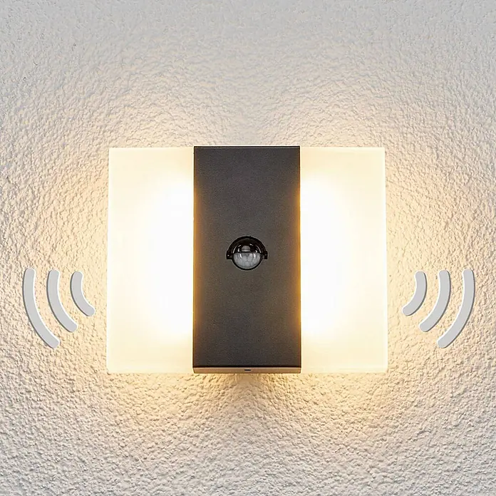 Lindby Außenwandleuchte Kumi - alu / grau / zink, IP44 - Dunkelgraue Außenwandleuchte mit mattweißen Diffusoren und integriertem Bewegungsmelder, strahlt warmes Licht aus.