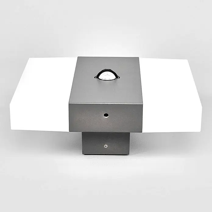Lindby Außenwandleuchte Kumi - alu / grau / zink, IP44 - Moderne graue Wandleuchte mit weißen, rechteckigen Diffusoren an zwei Seiten und einem halbrunden Bewegungssensor oben.