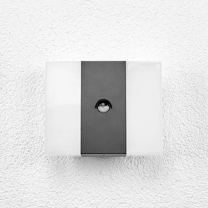 Lindby Außenwandleuchte Kumi - alu / grau / zink, IP44 - Rechteckige Außenleuchte mit mattweißen Diffusoren und einer mittigen dunkelgrauen Platte mit integriertem Bewegungsmelder.