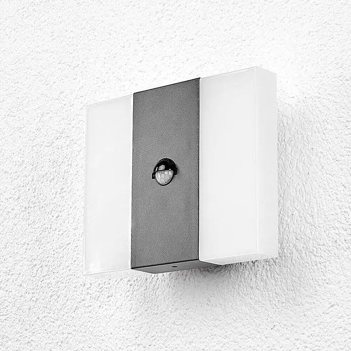 Lindby Außenwandleuchte Kumi - alu / grau / zink, IP44 - Moderne Wandleuchte mit grauem Metallmittelteil und weißen, durchscheinenden Paneelen, inklusive Bewegungsmelder.