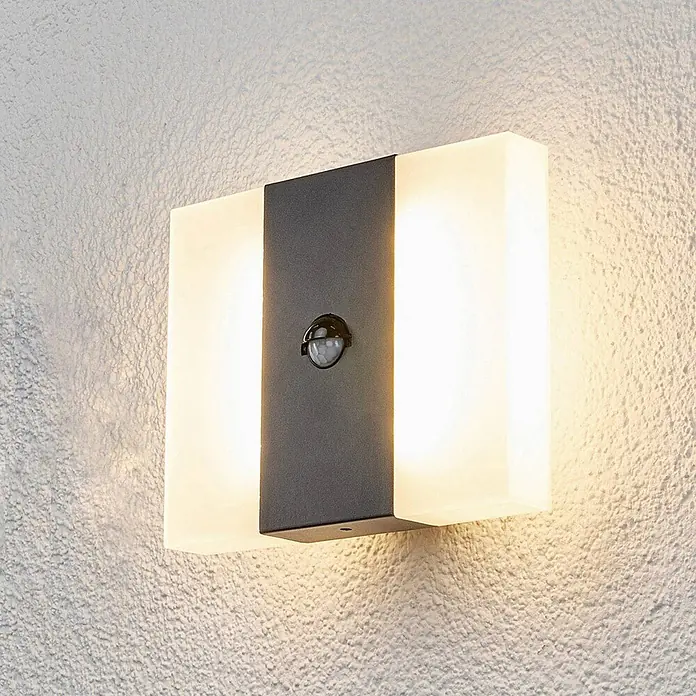 Lindby Außenwandleuchte Kumi - alu / grau / zink, IP44 - Dunkelgraue Außenwandleuchte mit Milchglasdiffusoren und Bewegungssensor.