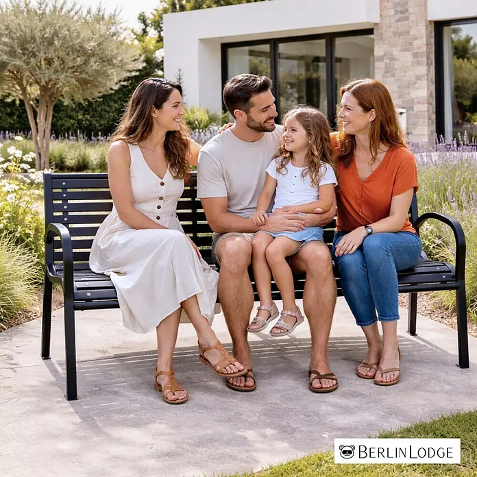 Berlinlodge Gartenbank MYKONOS 3-Sitzer - Pulverbeschichtet, Schwarz - Schwarze Metallparkbank mit Latten-Sitzfläche und -Rückenlehne, auf der eine Familie im Freien sitzt.