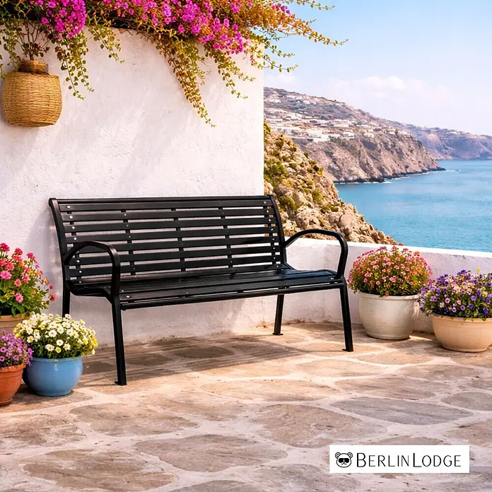 Berlinlodge Gartenbank MYKONOS 3-Sitzer - Pulverbeschichtet, Schwarz - Schwarze Metall-Lattenbank für den Außenbereich auf einer malerischen Terrasse mit Meerblick.