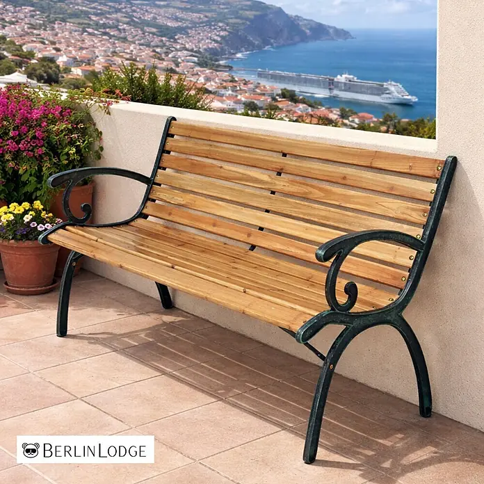 Berlinlodge Gartenbank MADEIRA 2-Sitzer - Lackiert|Pulverbeschichtet, Natur - Holzgartenbank mit dunkelgrünem Metallrahmen auf einem Balkon mit Blick auf Küstenstadt und Meer mit Kreuzfahrtschiff.