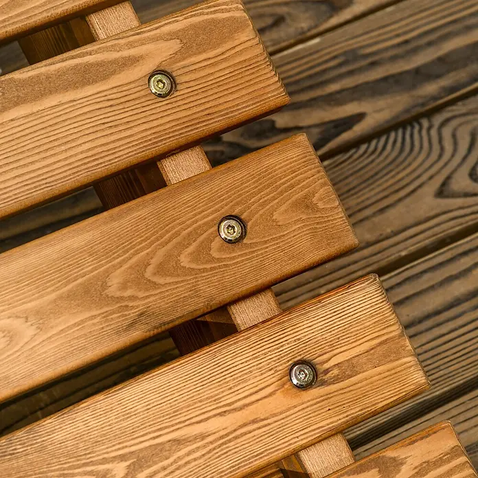 Outsunny Gartenliege - Teak, Holz - Helle Holzlatten mit sichtbarer Maserung, verbunden durch goldene Schrauben mit Sechskantantrieb, auf dunklerem Holzgrund.