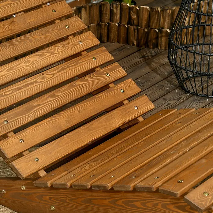 Outsunny Gartenliege - Teak, Holz - Zwei Lattenholzliegen auf einem Holzdeck, die ihre natürliche braune Oberfläche und den Außenbereich zeigen.