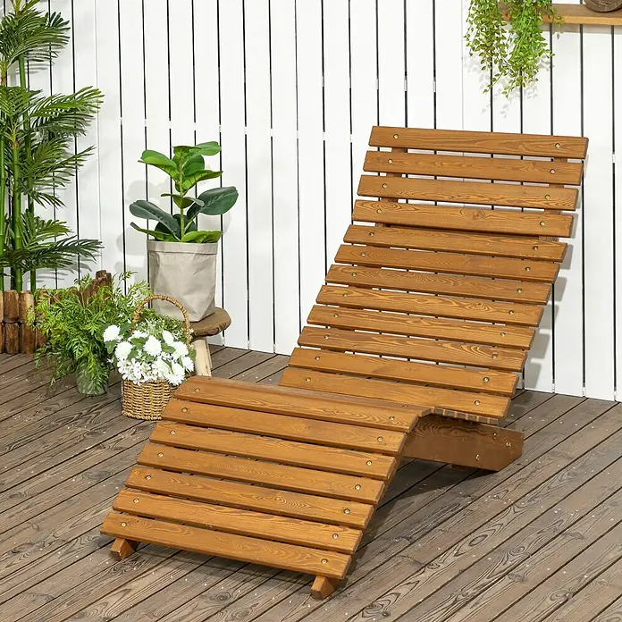Outsunny Gartenliege - Teak, Holz - Braune Latten-Liege aus Holz auf einer Holzterrasse, ideal für Entspannung im Freien.
