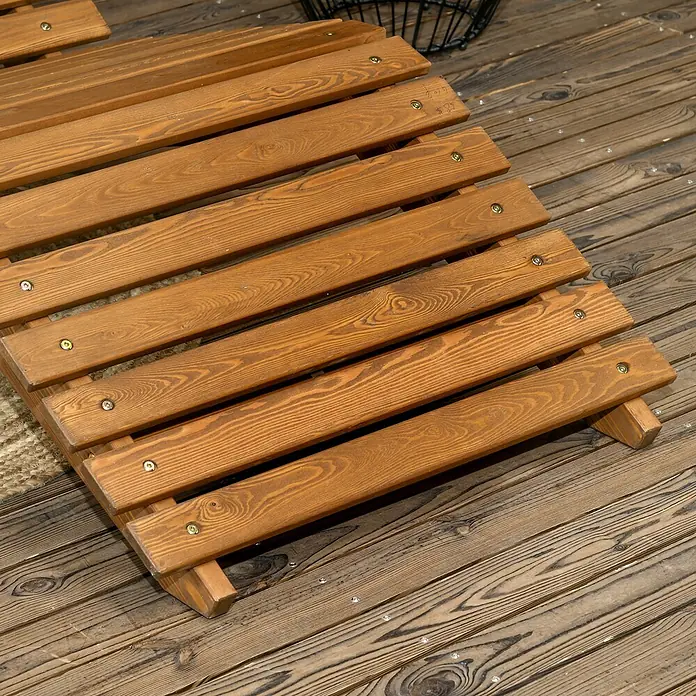 Outsunny Gartenliege - Teak, Holz - Warme braune Holzlattenunterlage mit Schrauben, auf einem Holzdeck. Teil eines Gartenmöbelstücks.